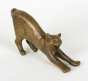 Gato estirándose, bronce con patina dorada